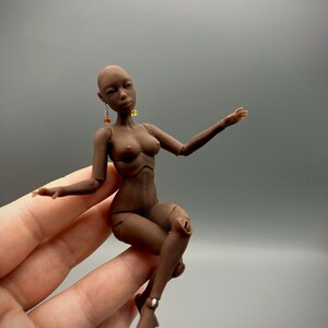 Scala 1:12, Bambola femmina di colore scuro con occhi realistici, Bambola BJD con piercing, Bambola femmina, Corpo di donna BJD, Scala MSD, YoSD, Bambola minuscola immagine 10