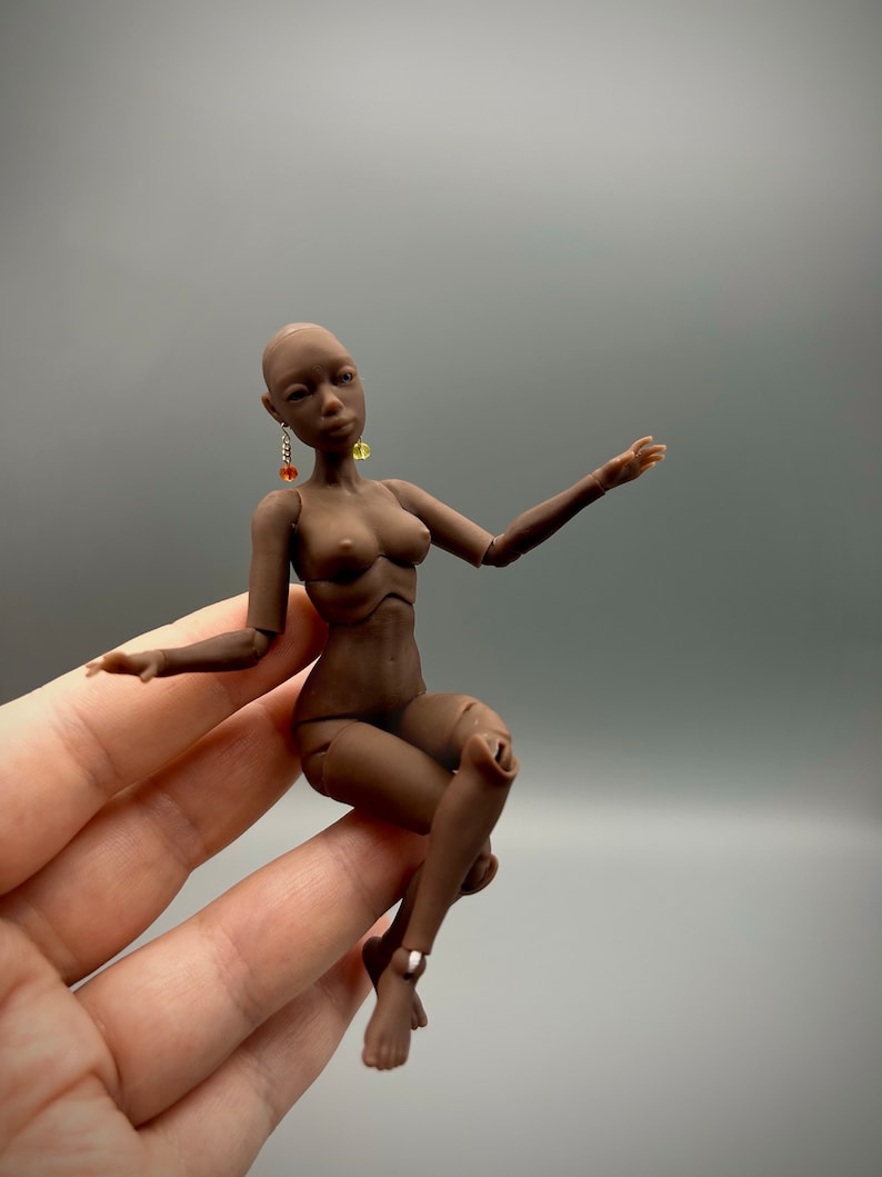 Scala 1:12, Bambola femmina di colore scuro con occhi realistici, Bambola BJD con piercing, Bambola femmina, Corpo di donna BJD, Scala MSD, YoSD, Bambola minuscola immagine 10