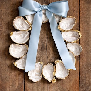 Couronne de coquilles d'huîtres côtières | Décoration de porte de plage fabriquée à la main | Couronne nautique avec finitions dorées et nacrées | Décoration murale maison côtière