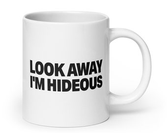 "Humorvolle ""Look Away I'm Hideous"" Tasse - Perfekt für Morgenlacher."