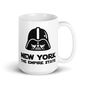 Puede incluir: Taza de cerámica blanca con una ilustración en blanco y negro de la cabeza de Darth Vader y el texto "New York The Empire State".