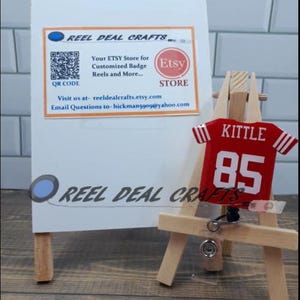 Sport-Jersey-Abzeichen Reel George Kittle San Francisco inspiriert Fußball Arzthelferin Büro einziehbare ID-Halter