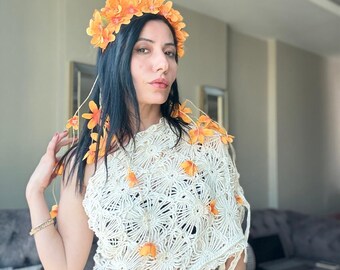 Corona de flores de naranja con hiedra colgante: tocado bohemio para bodas, festivales y sesiones de fotos.