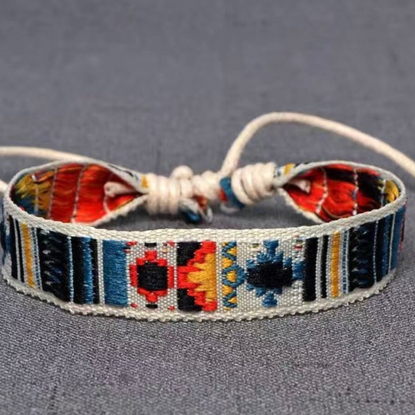 Bracelet bohème brodé