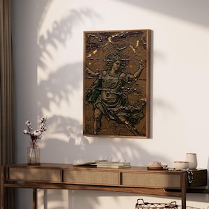 Pode incluir: Uma peça de arte de parede retangular apresentando uma ilustração de mapa celestial em estilo vintage de uma figura com braços estendidos, renderizada em tons de marrom e dourado com detalhes metálicos, em uma moldura de madeira clara.