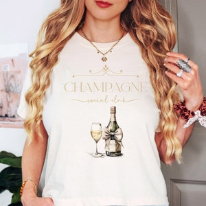 Women&#39;s Comfort Colors Boxy Crop Tee Coquette Champgne Social Club