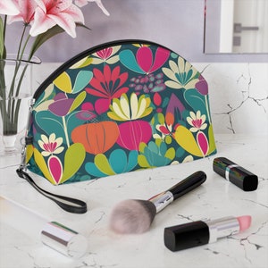 Borsa per il trucco in pelle vegana, borsa da viaggio per cosmetici, borsa per il trucco con cerniera, fiori retrò, motivo fauna funky