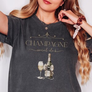Women&#39;s Comfort Colors Boxy Crop Tee Coquette Champgne Social Club