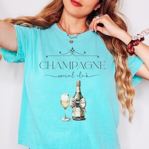 Women&#39;s Comfort Colors Boxy Crop Tee Coquette Champgne Social Club