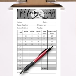 Può includere: Un portafoglio bianco con un foglio di punteggio di tiro con l'arco in bianco e nero. Il foglio ha il titolo "My Archery Score" e include colonne per "End", "Arrow 1", "Arrow 2", "Arrow 3", "End Score" e "Cumulative Score". Una penna rossa è appoggiata sul foglio.