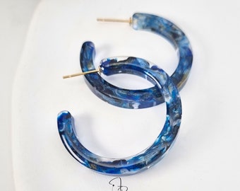 Blue Tortoise Shell Resin Hoop Earrings, Blue Black Hoops, Resin Statement Earrings, Unique Handmade Jewelry,Versatile earrings,gift for her