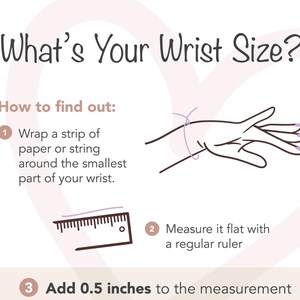 Puede incluir: Un diagrama que muestra c&oacute;mo medir el tama&ntilde;o de tu mu&ntilde;eca para un brazalete. Los pasos son: 1. Envuelve una tira de papel o cuerda alrededor de la parte m&aacute;s estrecha de tu mu&ntilde;eca. 2. Mide la tira con una regla normal. 3. Agrega 0.5 pulgadas a la medida.