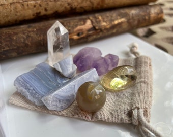 Caja de regalo de piedras preciosas y cristales curativos 100 % naturales y genuinos / Calma la ansiedad, el amor y la felicidad /