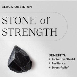 Puede incluir: Piedra de obsidiana negra, tambi&eacute;n conocida como la "Piedra de la fuerza", con beneficios que incluyen un escudo protector, resistencia y alivio del estr&eacute;s.