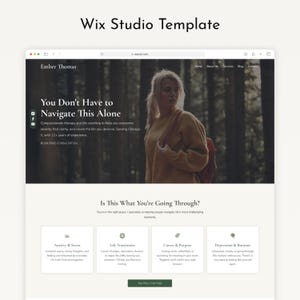 Op de afbeelding: Een website sjabloon weergegeven op een computerscherm. De sjabloon bevat de tekst "You Don't Have to Navigate This Alone" en biedt compassievolle therapie en levenscoaching. De website is voor Ember Thomas, die Chicago bedient.