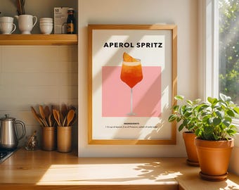 Pode incluir: Um cartaz imprimível com uma ilustração em aquarela de um coquetel Aperol Spritz. O cartaz tem um fundo rosa e o texto "Aperol Spritz" em fonte preta. Os ingredientes são listados abaixo da ilustração: "1 oz de Aperol, 2 oz de Prosecco, um toque de água com gás."