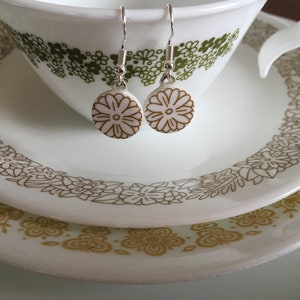Corelle Woodland Brown Boucles d'oreilles coupées à la main à partir de plats vintage cassés Corelle vintage cadeau rétro Pyrex Upcycled Minimalist Teacher gift