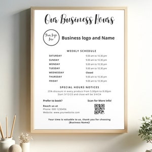 Op de afbeelding: Een wit bord met zwarte tekst die de openingstijden van een winkel of bedrijf aangeeft. Het bord bevat een logo-placeholder, een wekelijks schema, speciale openingstijden, contactgegevens en een QR-code voor meer informatie. De tekst luidt "Onze openingstijden", "Bedrijfslogo en naam", "Wekelijks schema", "Zaterdag", "Zondag", "Maandag", "Dinsdag", "Woensdag", "Donderdag", "Vrijdag", "9:00 uur tot 22:30 uur", "Gesloten", "Speciale openingstijden", "25% korting op alle producten van 17:00 uur tot 20:00 uur", "Start 3/12/23 en sluit op 3/4/24", "Liever boeken?", "Neem contact met ons op", "Telefoon: 000 1230456", "Website: www.yourwebsite.com", "Scan voor meer informatie!", "Uw tijd is waardevol voor ons, bedankt voor het kiezen van [Bedrijfsnaam]!".