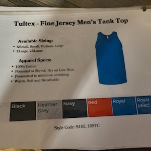 以下が含まれることがあります： 「Tultex - Fine Jersey Tank Top」の文字が入った白い紙に、青いタンクトップが写っています。紙には、利用可能なサイズ、アパレル仕様、白、黒、ヘザーグレー、ネイビー、赤、ロイヤルなどのカラーオプションも記載されています。