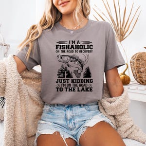 釣り好きのための湖への道Tシャツ