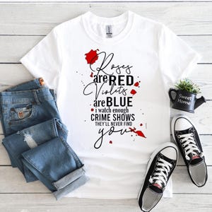 犯罪ドラマファンTシャツ：バラは赤、スミレは青のグラフィックTシャツ