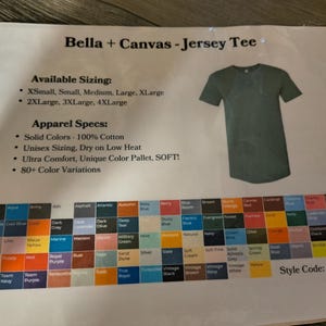 以下が含まれることがあります： Bella + Canvas ジャージーTシャツの製品シート。シートには、サイズオプション、アパレル仕様、80以上のバリエーションのカラーパレットが含まれています。右側にはグリーンのTシャツが表示されています。スタイルコード3001CVC。