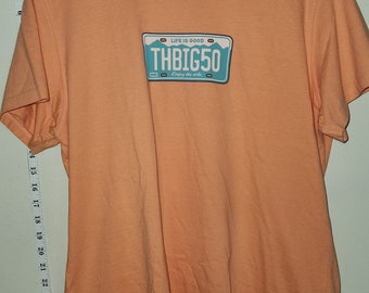 Camiseta con matrícula de 'The Big 50' que dice "La vida es buena"