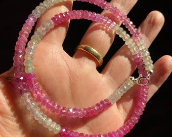 Prachtige roze en witte saffierketting 45,5 cm, gefacetteerde kralen 4,5-5 mm, natuurlijke roze-witte kleur saffierketting, edelsteensieraden