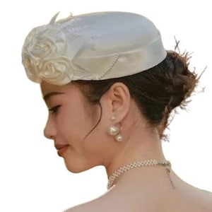 Dames en vrouwen vintage witte en ivoor zijde satijnen bloemenhoed voor bruiloft speciale gelegenheid kerkmode hoed