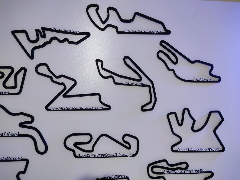 Ensemble de 21 circuits Moto GP de cette année 2024. Chacun mesure 20 cm de long, léger pour adhérer facilement au mur. image 3
