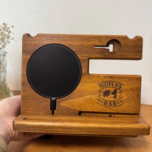 Regalo del día del padre / Estación de acoplamiento de madera personalizada Soporte para Apple Watch Cargador de iPhone Estante para billetera Regalo personalizado para él Regalo para pareja Amantes