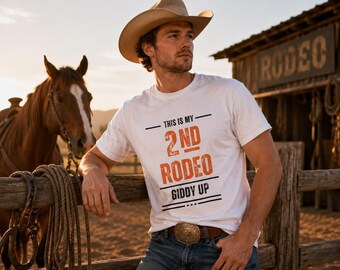 Divertente t-shirt unisex - Design "This is My 2nd Rodeo" (Questo è il mio secondo rodeo) con scritta "Giddy Up"