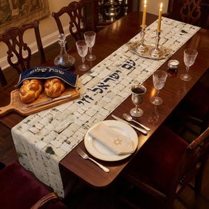 Camino de mesa Am Yisrael Chai: Muro Occidental, caligrafía hebrea