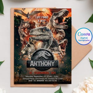 Könnte beinhalten: Eine Jurassic Park-Geburtstagseinladung mit einem schwarzen und roten Dinosaurier-Logo. Der Text lautet "Anthony wird 10!" mit Datum, Uhrzeit und Ort der Party. Der Hintergrund zeigt eine feurige Szene mit mehreren Dinosauriern.