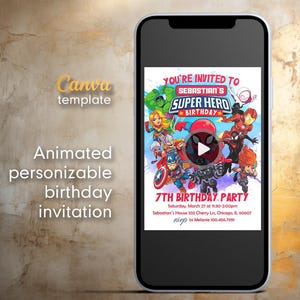 Op de afbeelding: Een smartphone toont een kleurrijke verjaardagsuitnodiging met superheldenafbeeldingen. De uitnodiging luidt "You're Invited to Sebastian's Super Hero Birthday" en bevat feestdetails. De telefoon staat tegen een getextureerde, neutrale achtergrond.