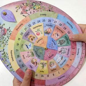 Könnte beinhalten: Ein farbenfrohes Holzkalenderrad mit einem kreisförmigen Design. Das Rad zeigt einen Kalender mit Wochentagen und Monaten des Jahres sowie Illustrationen von Naturszenen und Jahreszeiten. Das Rad ist in 12 Abschnitte unterteilt, die jeweils einen Monat repräsentieren. Das Rad ist aus Holz gefertigt und hat eine lackierte Oberfläche.