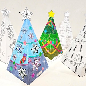 Könnte beinhalten: Fünf Weihnachtsbaumdekorationen aus Papier, einige farbig und einige zum Ausmalen. Die Bäume sind kegelförmig mit Sternaufsätzen. Ein Baum ist blau mit Schneeflocken und Ornamenten. Ein anderer ist grün mit bunten Dekorationen.