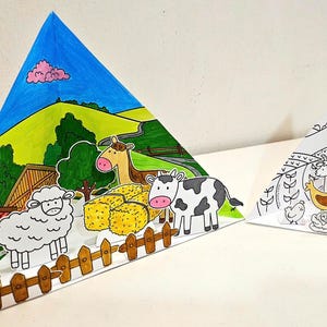 Puede incluir: Una manualidad de papel colorida que representa una escena de granja con un caballo marrón, una vaca blanco y negro, una oveja blanca y pacas de heno. La escena de la granja se sitúa sobre un cielo azul con una nube rosa.