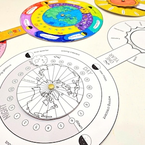 Può includere: Un grafico circolare in bianco e nero con una mappa della Terra al centro. Il grafico è diviso in 24 sezioni, che rappresentano le ore del giorno e della notte. Il grafico mostra anche le fasi lunari, con etichette per "luna piena", "gibbosa crescente", "primo quarto", "crescente crescente", "luna nuova", "crescente calante" e "ultimo quarto".