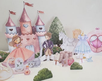 Puede incluir: Un castillo rosa con un cisne blanco, un príncipe y una princesa, un caballo blanco y un carruaje, un gato, una rosa y otros elementos de cuento de hadas.