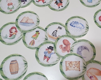 Pode incluir: Um conjunto de 12 cartas redondas verdes e brancas com várias ilustrações, incluindo uma sereia, um papagaio, um pirata, um mapa do tesouro, uma lua, uma nuvem e um barril. As cartas são projetadas para um jogo ou atividade.