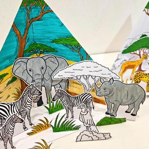 Triorama da colorare della savana, scene di safari, lavoretti fai da te per bambini con la carta per l'habitat, progetto scientifico, burattini di carta con animali del safari, fauna selvatica africana