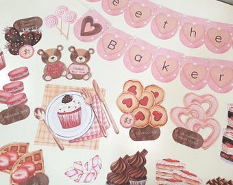 Puede incluir: Una colección de recortes de papel estilo acuarela con productos horneados y dulces. Incluye cupcakes, macarons, galletas, gofres y fresas cubiertas de chocolate. Una pancarta dice "Bake the", y hay recortes de osos de peluche.