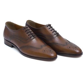 Zapatos Oxford con punta de ala de cuero marrón hechos a mano: Oxfords Goodyear Welted