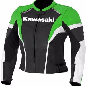 Puede incluir: Chaqueta de moto de cuero negro y verde con detalles blancos y la palabra "Kawasaki" en letras blancas en la parte delantera.