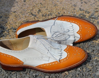 Zapatos Oxford con punta de ala de piel de becerro hechos a mano: Oxfords blancos y tostados con flecos