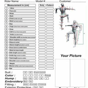 Puede incluir: Un formulario para tomar medidas corporales para la confecci&oacute;n, con un diagrama de una persona con puntos de medida marcados. El formulario incluye campos para el nombre del jinete, el n&uacute;mero de modelo, el cliente, el traje, el color, la joroba, el bordado, el ajuste, la protecci&oacute;n exterior y la perforaci&oacute;n. El formulario tambi&eacute;n incluye un espacio para una foto de la persona que se est&aacute; midiendo.