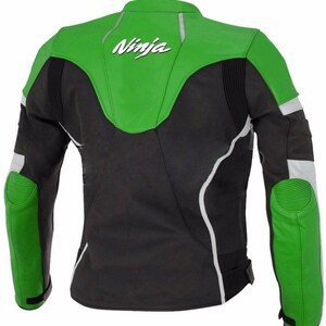 Puede incluir: Chaqueta de moto de cuero negro y verde con detalles blancos y la palabra "Ninja" en la espalda.