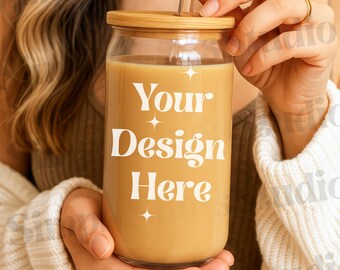 Op de afbeelding: Een transparante glazen beker met een houten deksel en een rietje. De beker is gevuld met een lichtbruine vloeistof en heeft de tekst "Your Design Here" aan de zijkant.