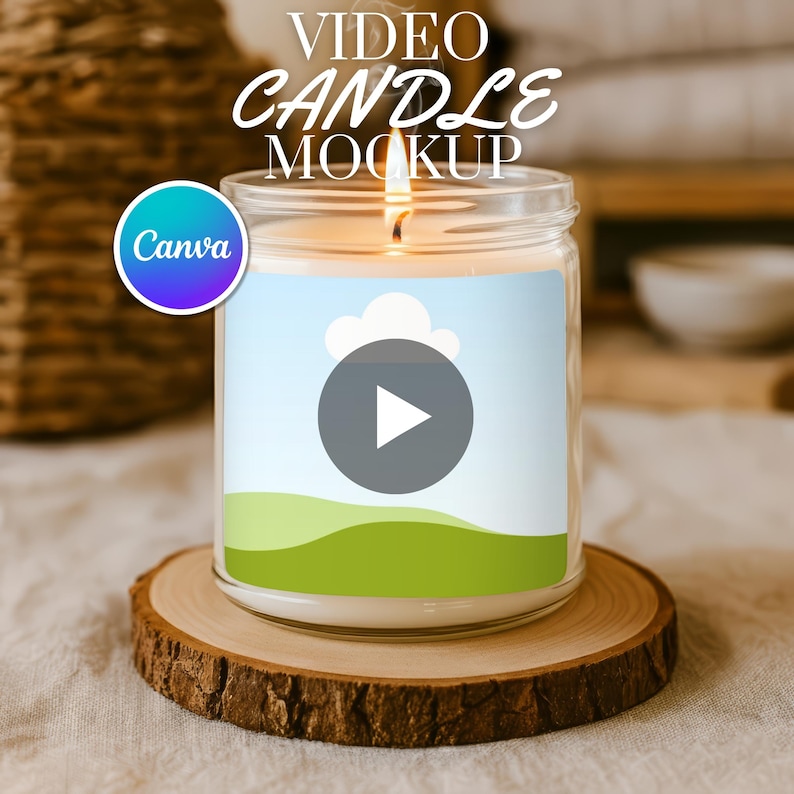 Op de afbeelding: Een brandende kaars in een heldere glazen pot met een label met een afspeelknop over een landschap. De kaars staat op een houten onderzetter. De tekst "VIDEO CANDLE MOCKUP" staat bovenaan en een "Canva"-logo staat links.